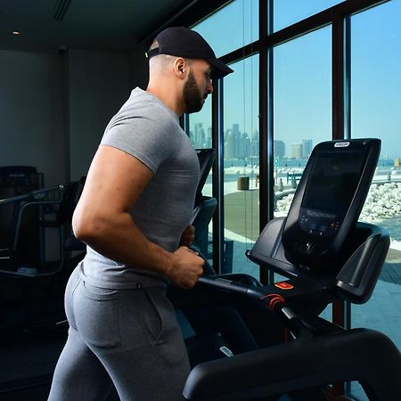 Mina Hotel And Residences By The Torch Ad-Dauha Zewnętrze zdjęcie A man exercising on a treadmill