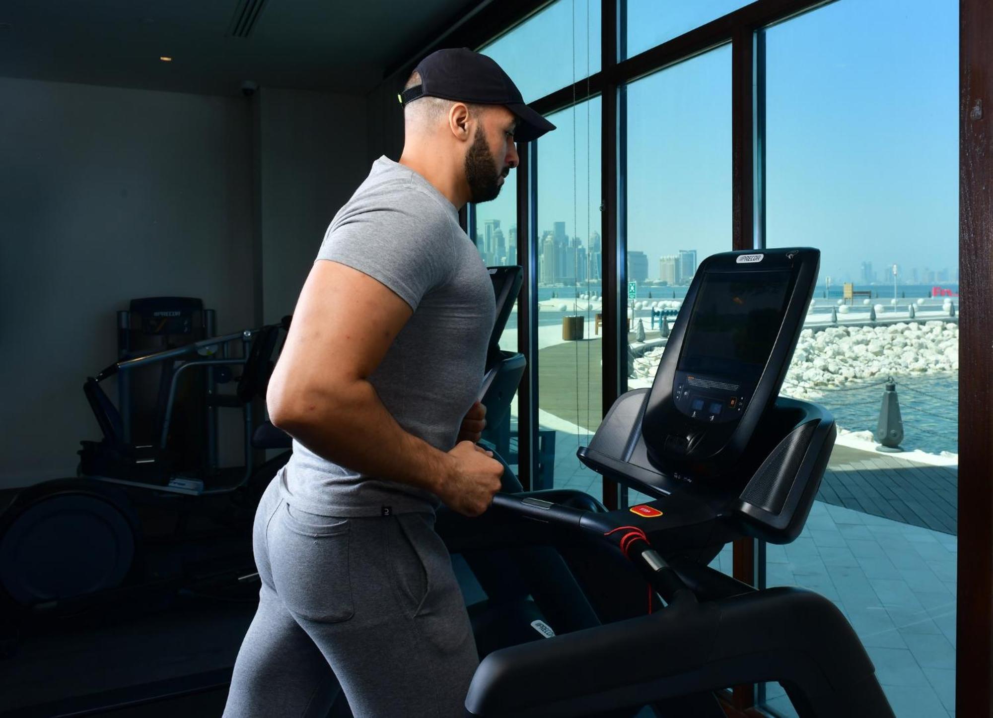 Mina Hotel And Residences By The Torch Ad-Dauha Zewnętrze zdjęcie A man exercising on a treadmill