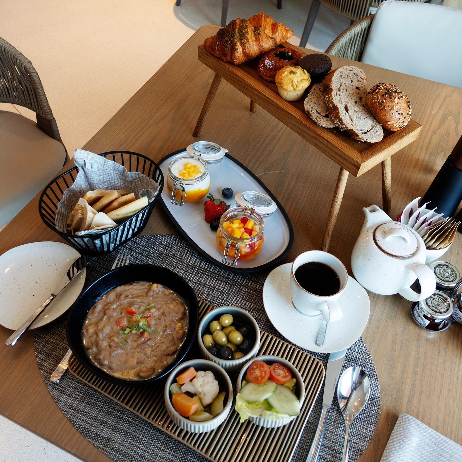 Mina Hotel And Residences By The Torch Ad-Dauha Zewnętrze zdjęcie Israeli breakfast
